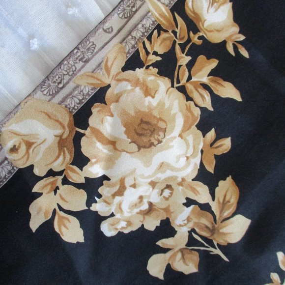 Black & gold oblong scarf - Picture 5 of 5